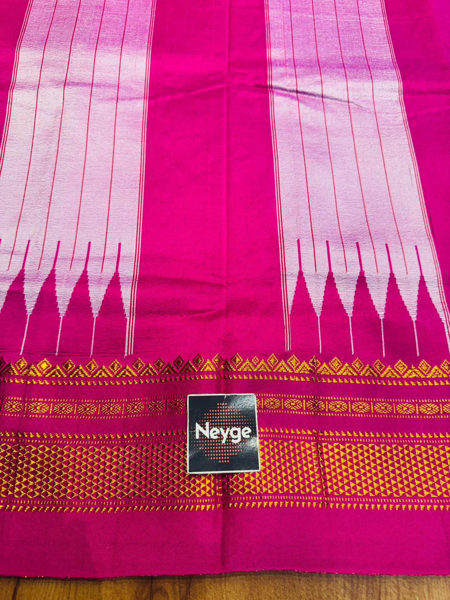 Neyge Classic Ilkal Cotton Silk Small Checks with Signature PureSilk Tope-Tope Pallu Chikki Paras Border & Contrast Blouse_ParrotGreen