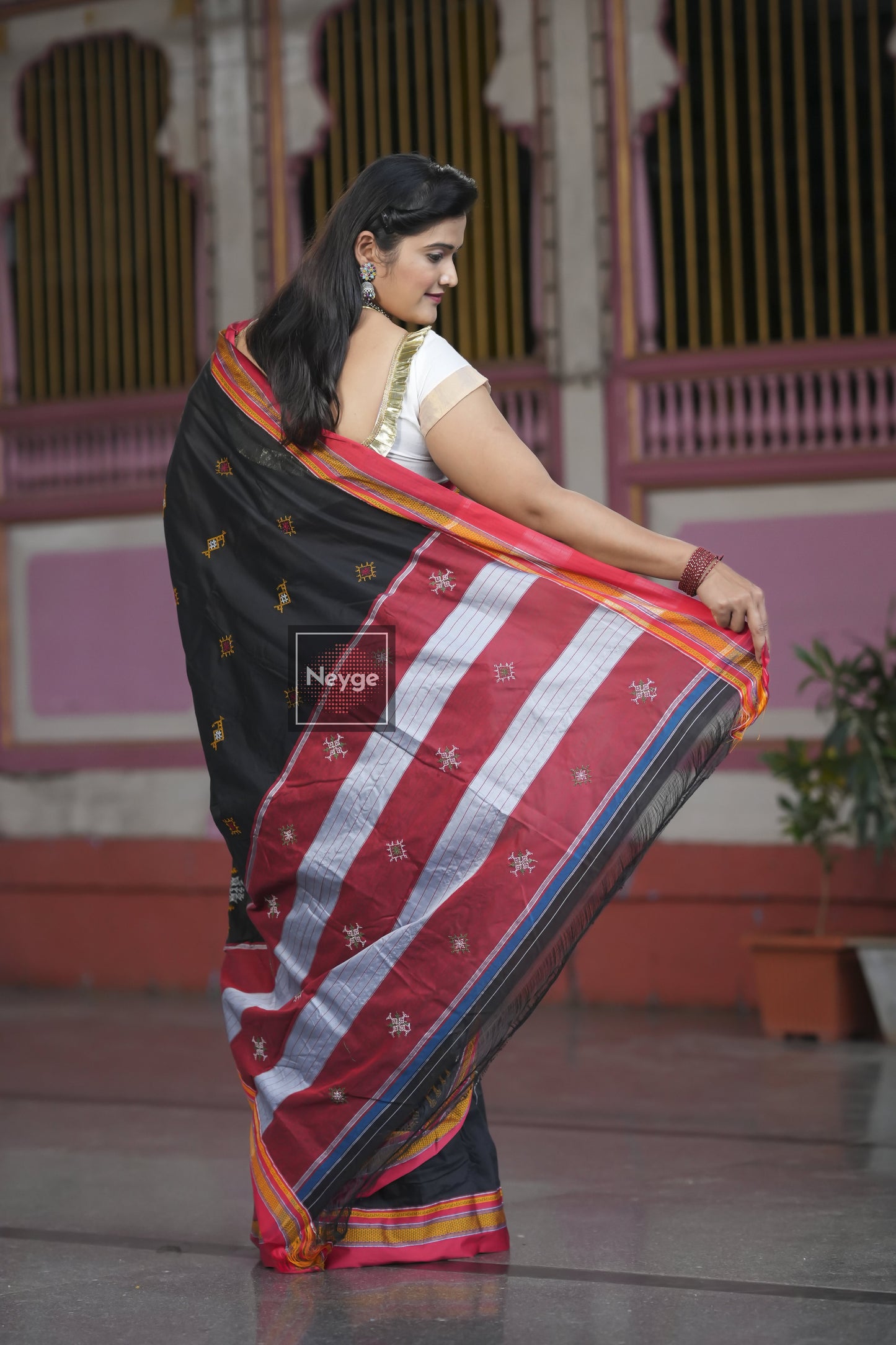 Neyge Ilkal Handwoven Cotton Silk Kasuti Chikki Paras Traditional Border Stripe Pallu Saree - Black